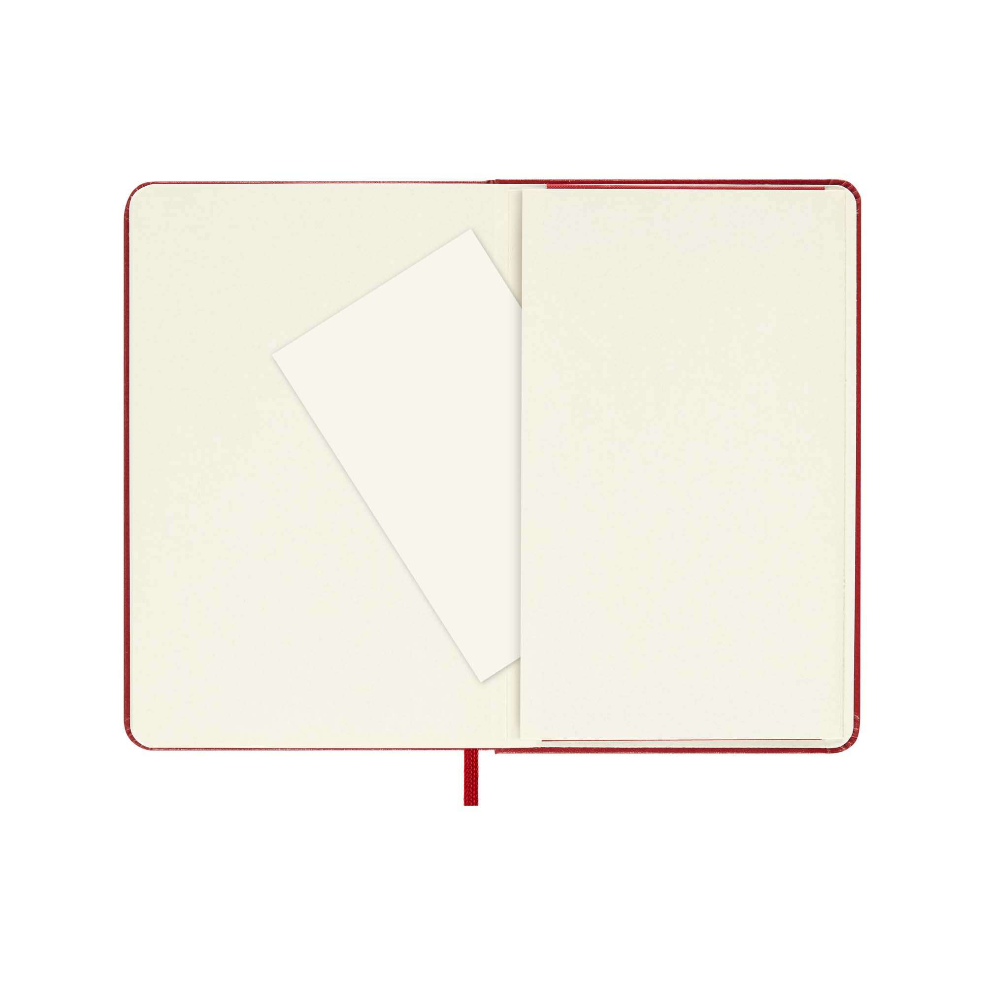 Un taccuino rosso con pagine color crema e un biglietto bianco inserito.