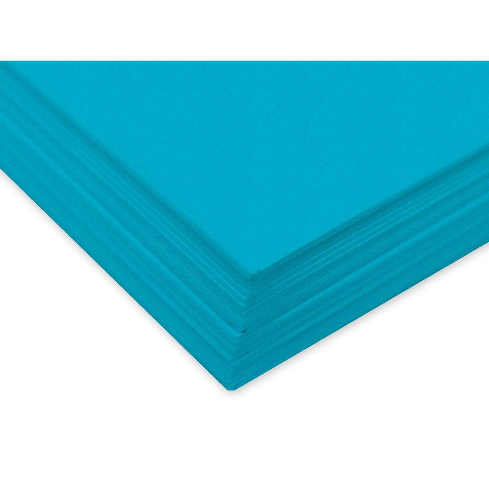 Ein Stapel hellblauer Blätter, die auf einer weißen Fläche liegen.