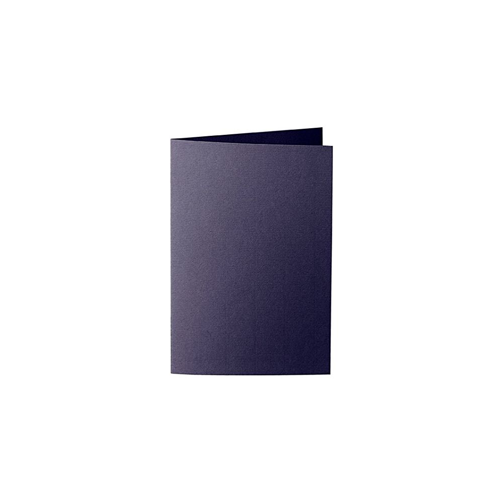 Una brochure o cartolina blu scuro aperta su sfondo bianco.