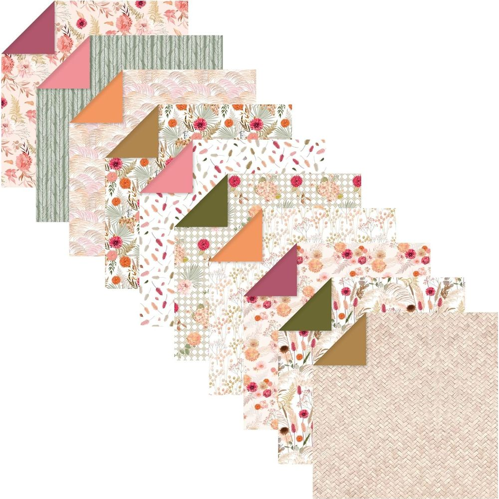 Fogli sovrapposti di carta fantasia con disegni floreali e astratti in colori tenui.