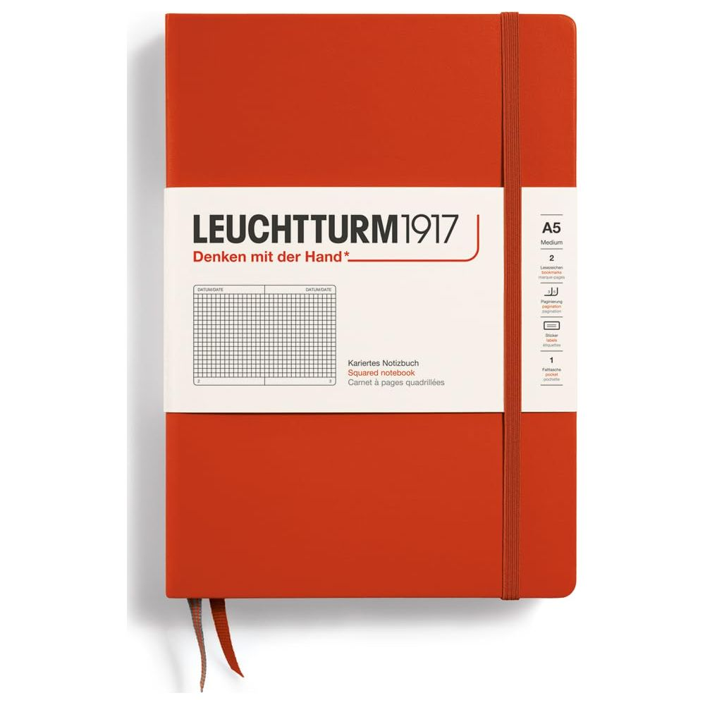 Carnet rouge A5 Leuchtturm avec pages quadrillées et élastique.