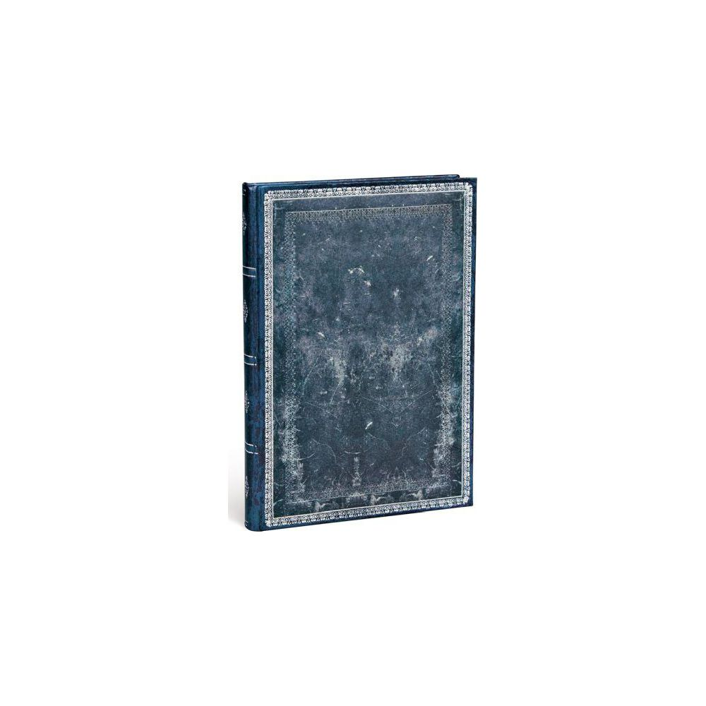 Ein geschlossenes blaues Notizbuch mit verzierten Rändern auf weißem Hintergrund.