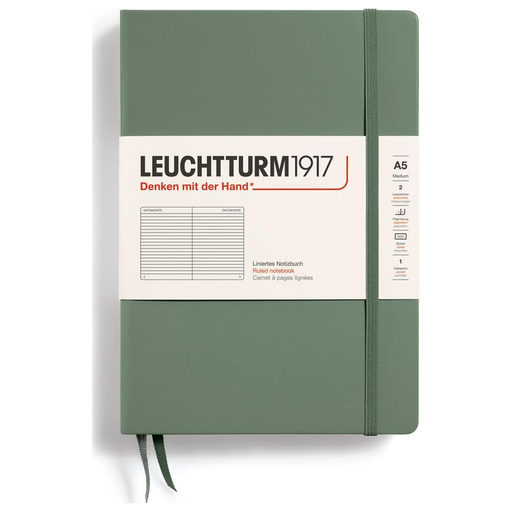 Ein grünes Leuchtturm1917 Notizbuch im A5 Format mit Gummiband.