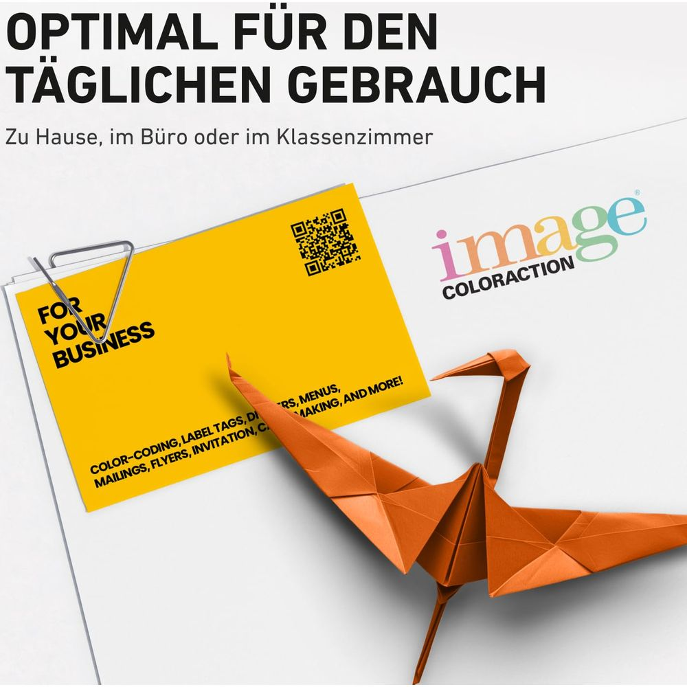 Orange Origami-Kranich auf einem gelben Zettel mit QR-Code.