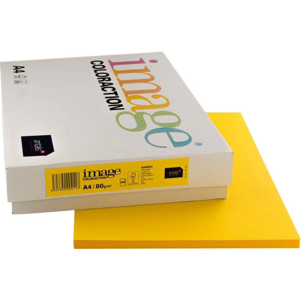 Eine Packung gelbes A4-Papier liegt auf einem Stapel gleichen Papiers.