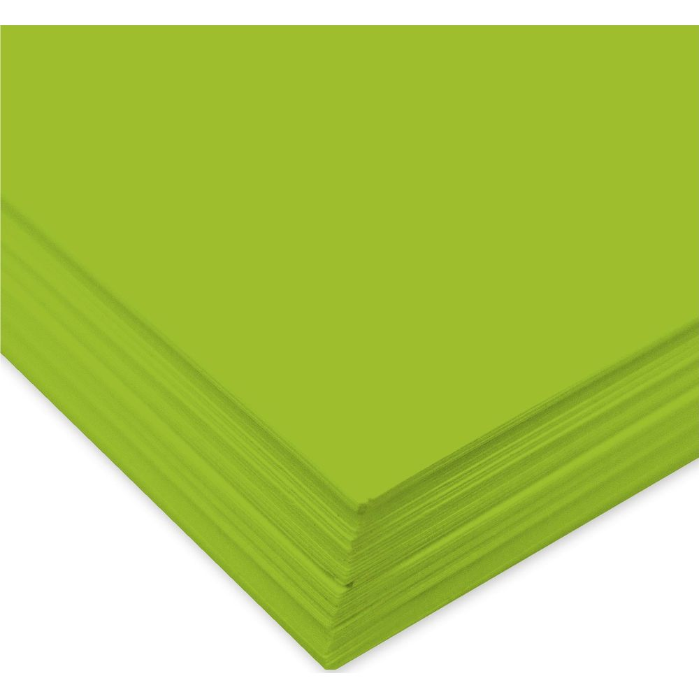Une pile de papier vert vif sur fond blanc. Les bords du papier sont visibles.