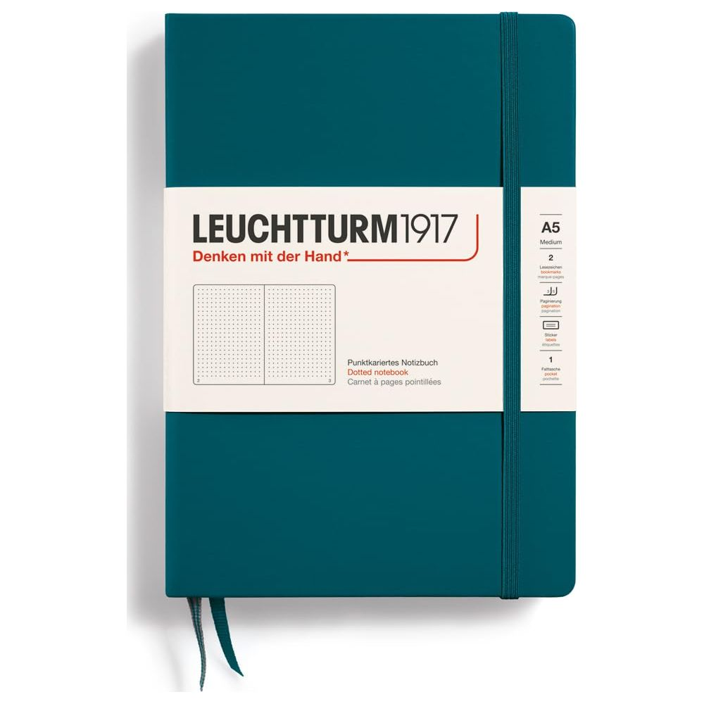 Un carnet Leuchtturm1917 A5 à points, couleur sarcelle, avec élastique.