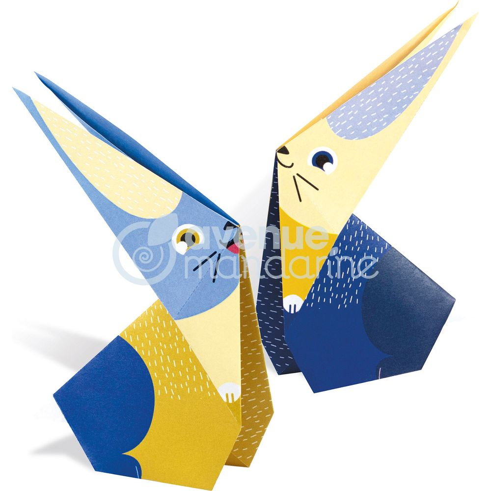 Due conigli origami blu e gialli con motivi su sfondo bianco.