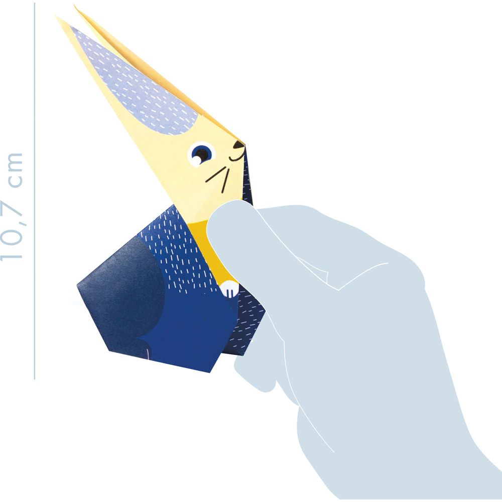 Una mano tiene un coniglio di carta giallo con vestiti blu.