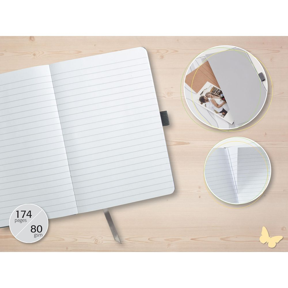 Un carnet ligné ouvert sur une table en bois. Gros plans sur des pages et des photos.