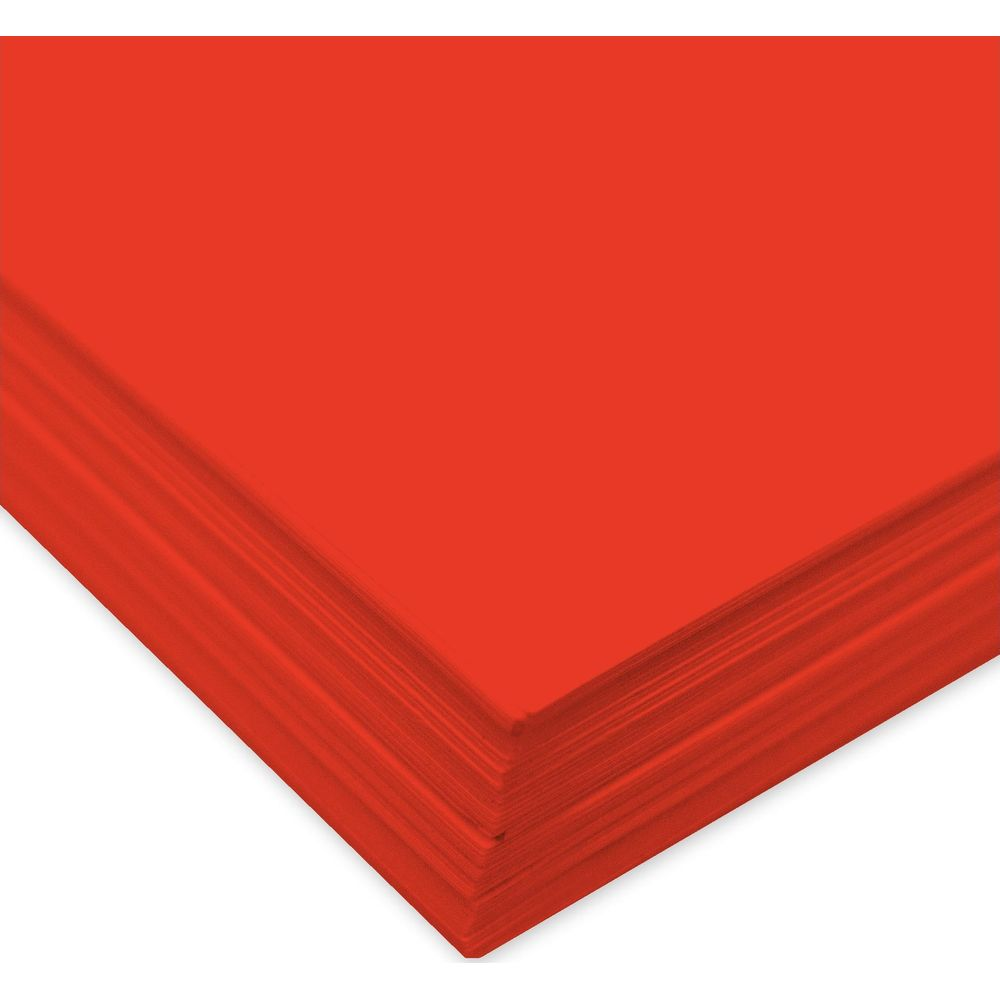 Ein Stapel leuchtend rotes Papier aus einem Winkel vor weißem Hintergrund.