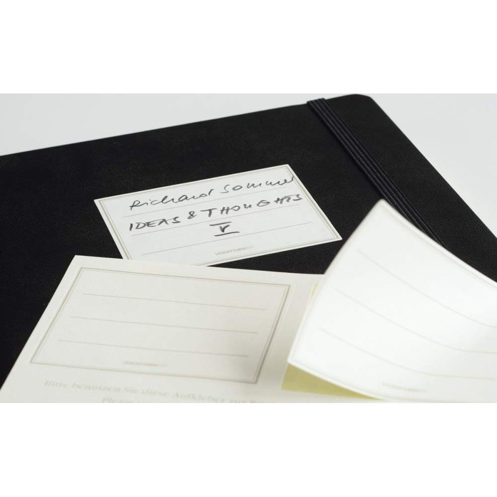 Un taccuino nero con un'etichetta che dice "Richard Sommer, IDEAS & THOUGHTS".