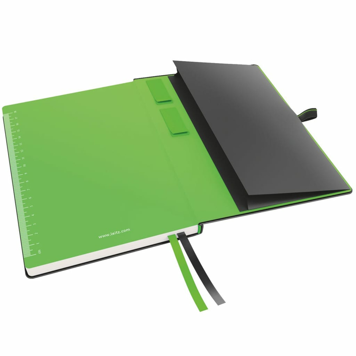 Carnet vert ouvert avec règle, poche noire et rubans marque-pages vert/noir.