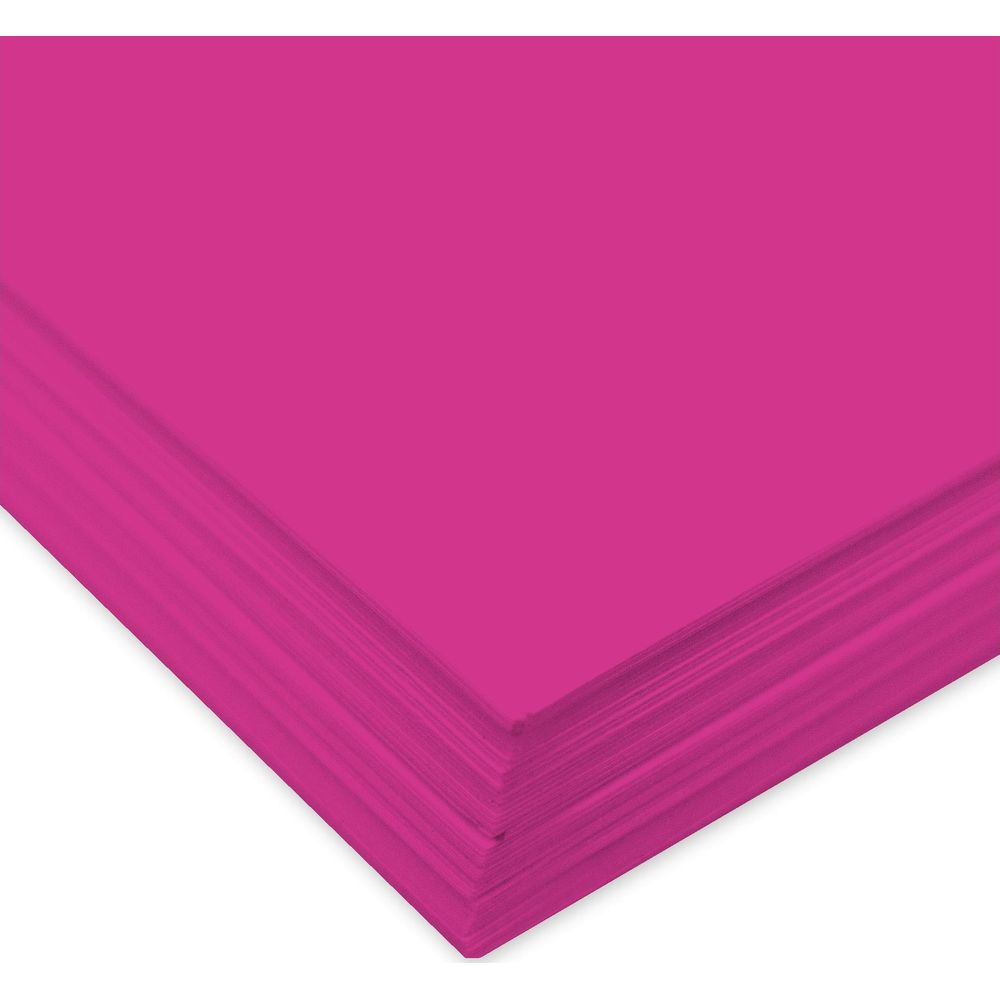Ein Stapel leuchtend pinker Papierbögen ist aus einem leicht erhöhten Blickwinkel zu sehen.