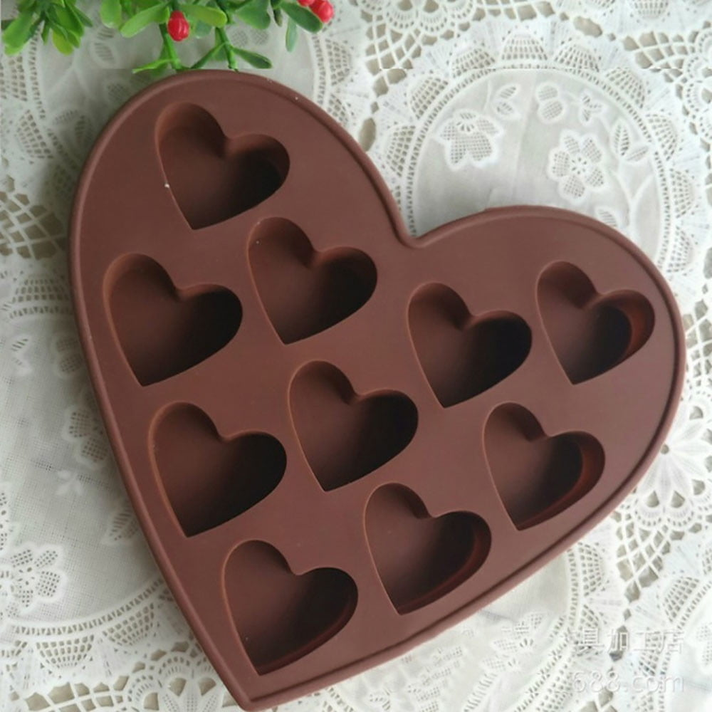 Braune Silikonform in Herzform mit 9 Hohlräumen für Pralinen oder Eiswürfel.