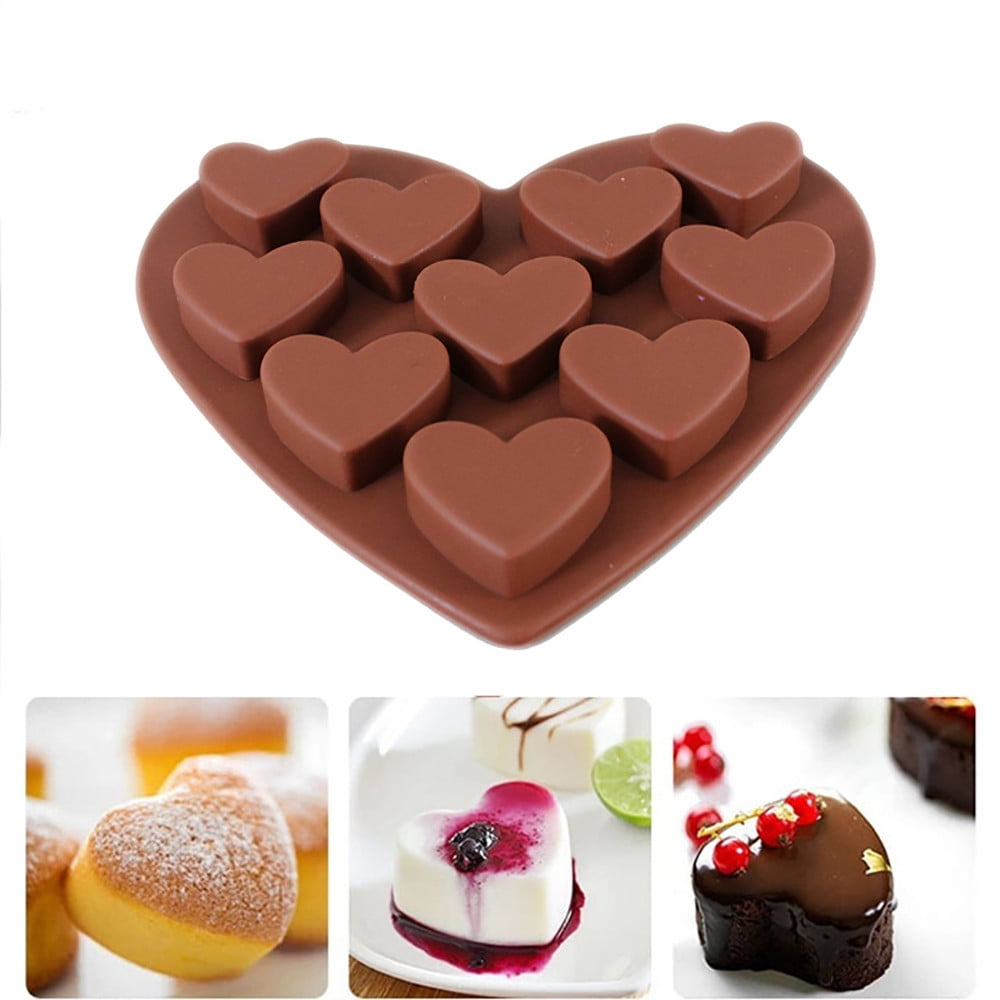 Herzförmige Schokoladenform mit 10 Herzen. Drei Desserts: Herzplätzchen, Panna Cotta, Schokoladenkuchen.
