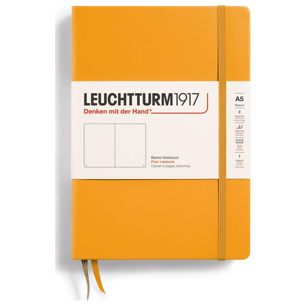 Un taccuino giallo A5 Leuchtturm1917 con elastico e segnalibro.