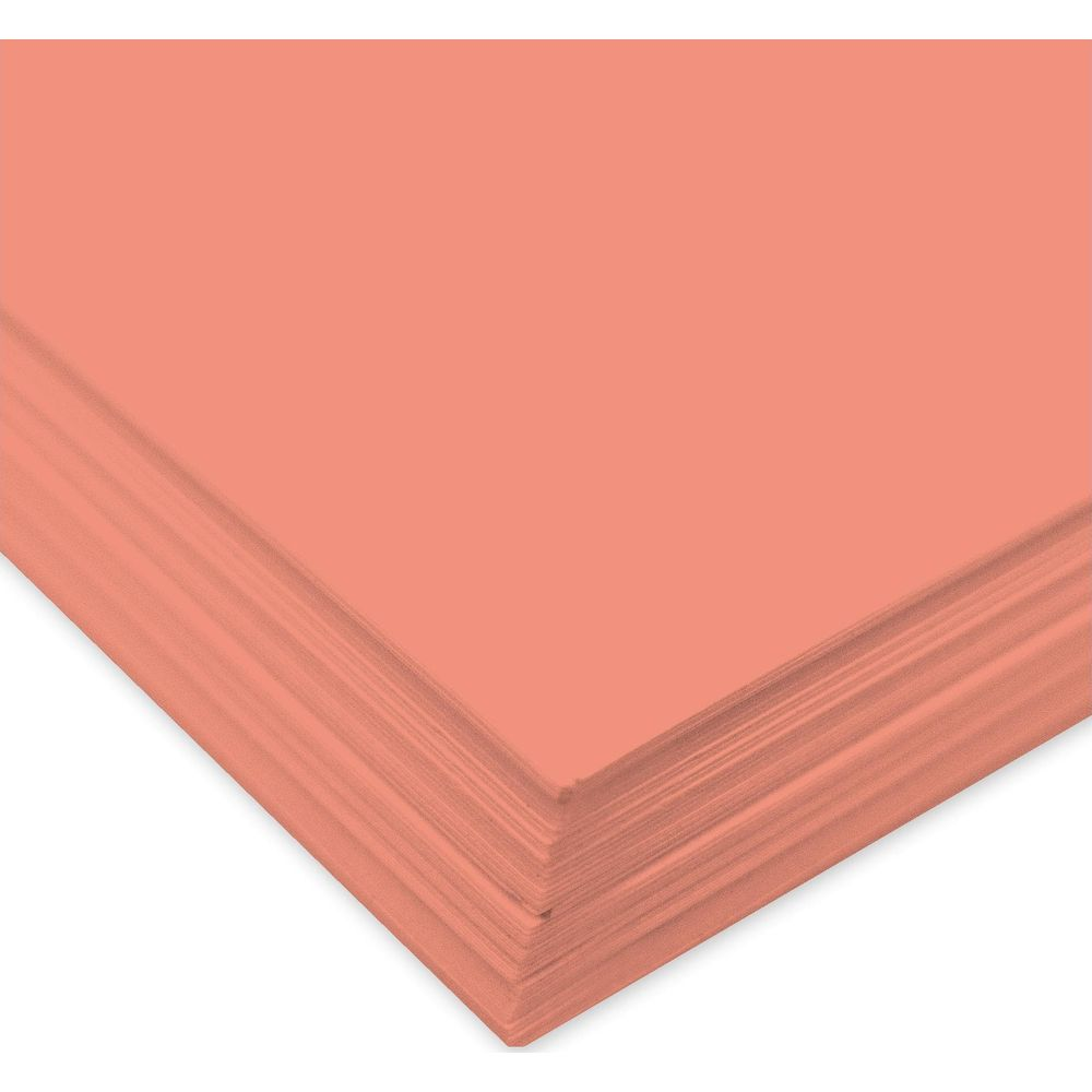 Une pile de feuilles de papier corail, vue sous un léger angle.