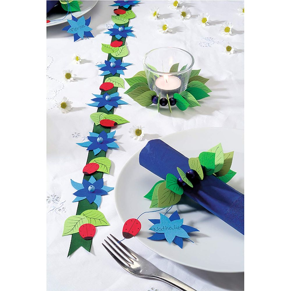 Décoration de table avec fleurs, coccinelles, bougie et rond de serviette.