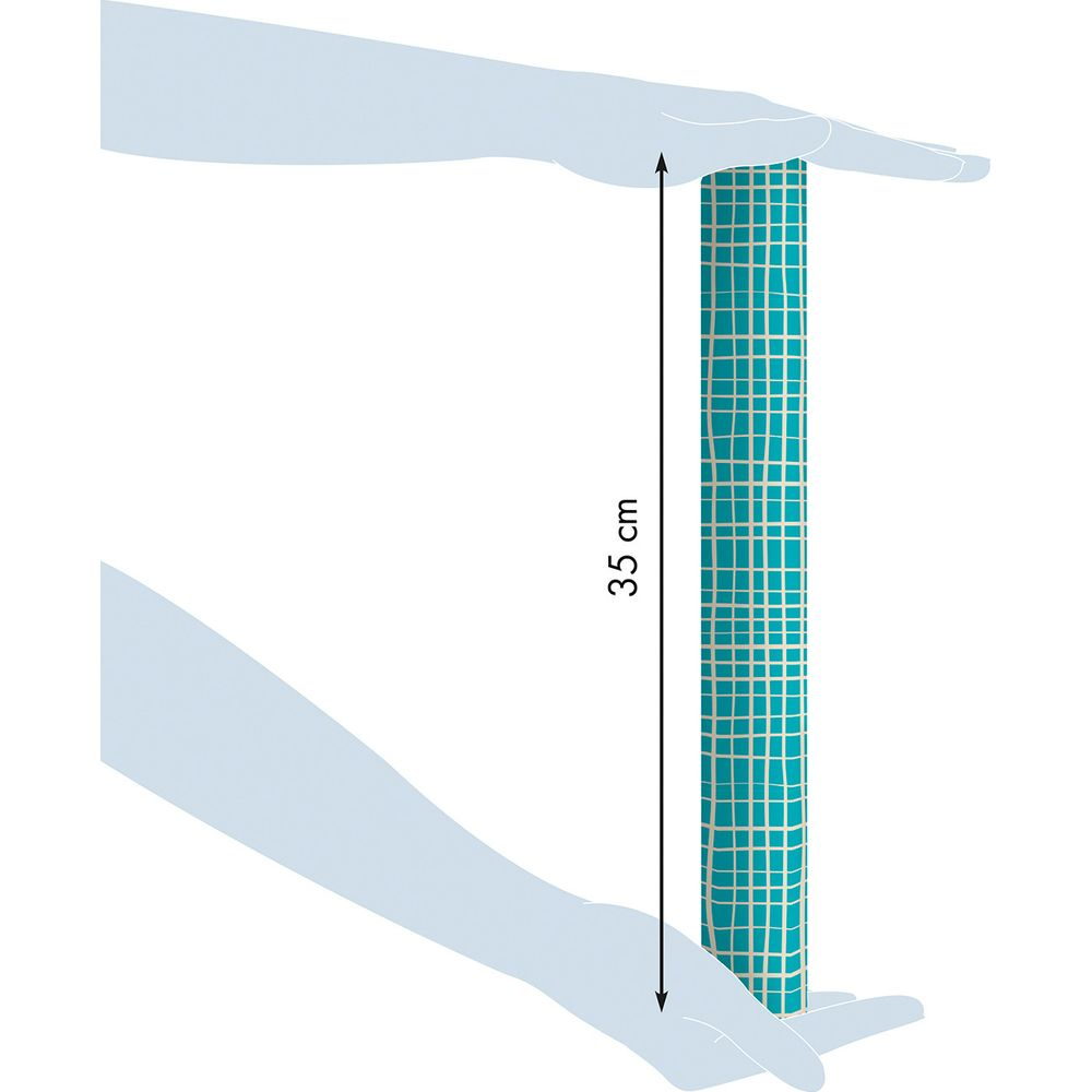 Zwei Hände halten einen 35 cm langen, blau karierten Zylinder.