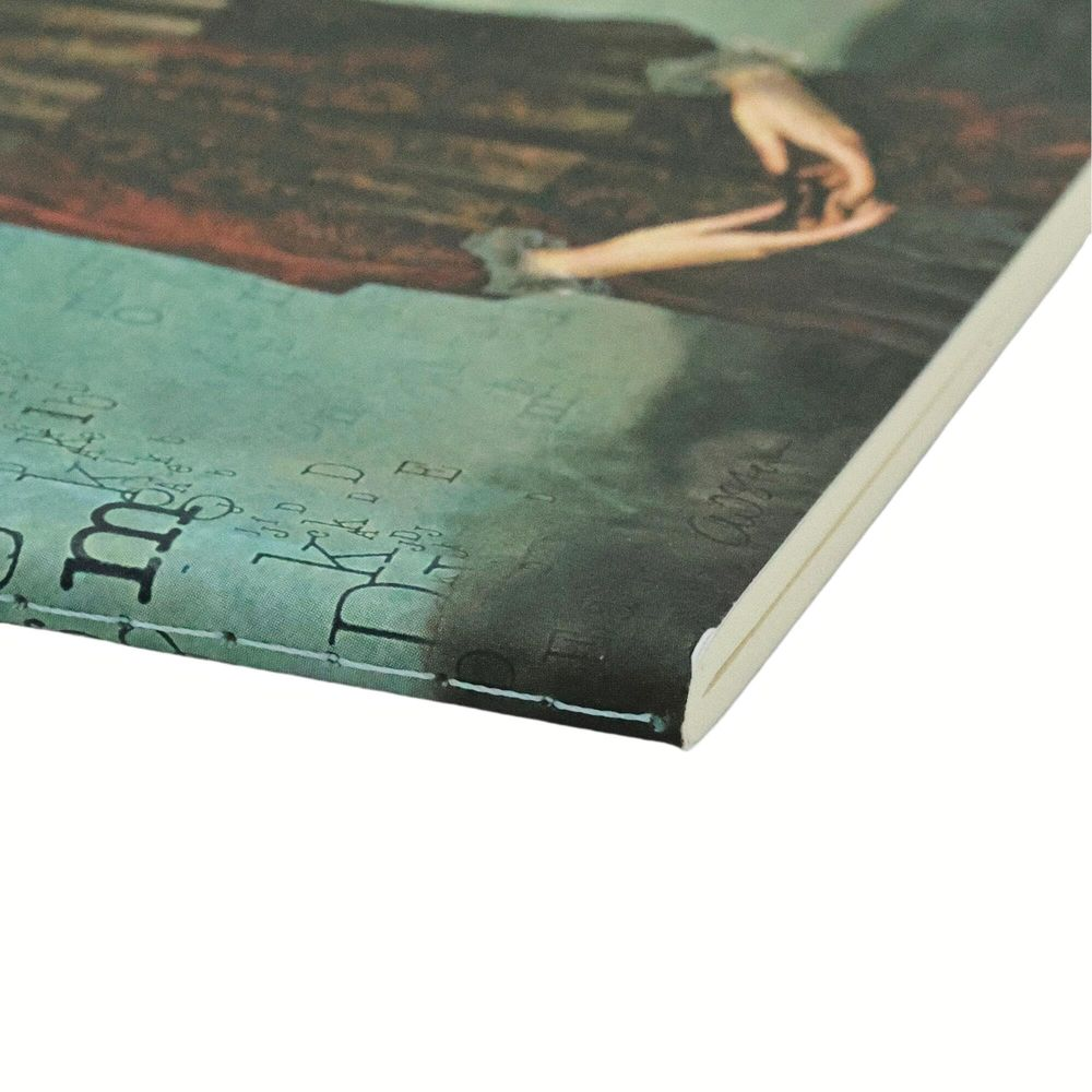 Un livre avec un tableau d'une femme tenant quelque chose dans ses mains.