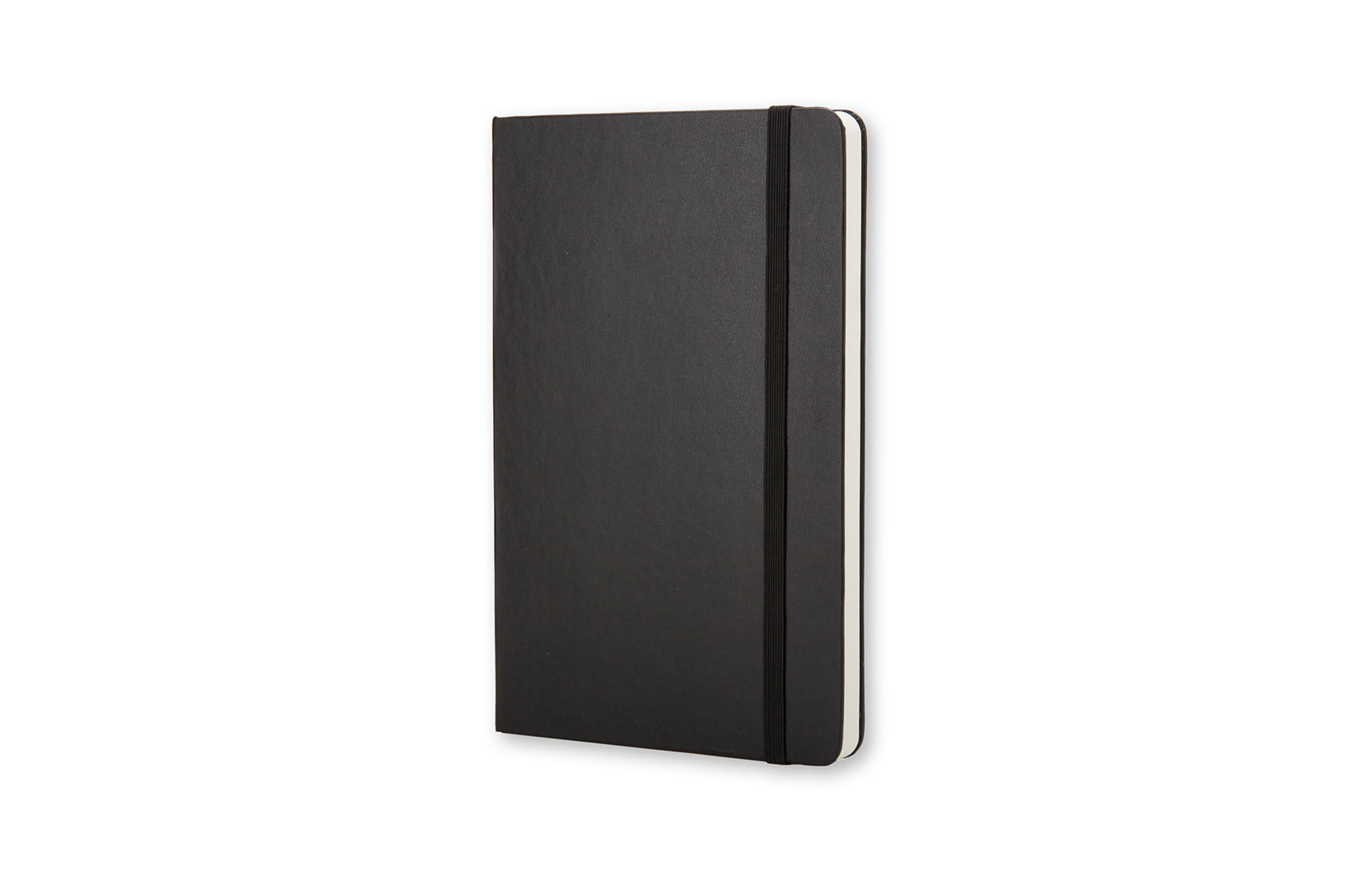 Ein schwarzes Notizbuch mit Gummibandverschluss auf weißem Hintergrund.