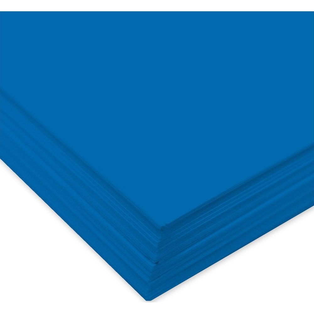 Une pile de papier bleu sur fond blanc, vue de près.