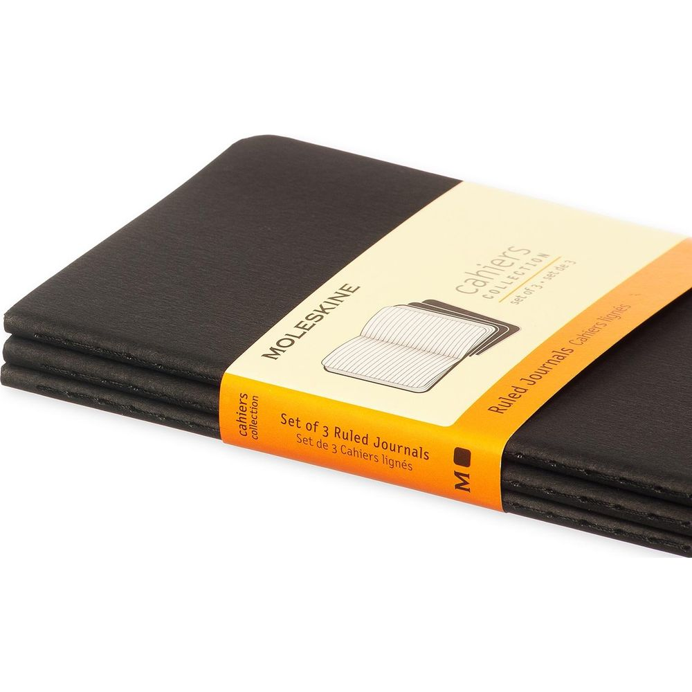 Ein Stapel schwarzer Moleskine-Notizbücher mit einem orangefarbenen Band.