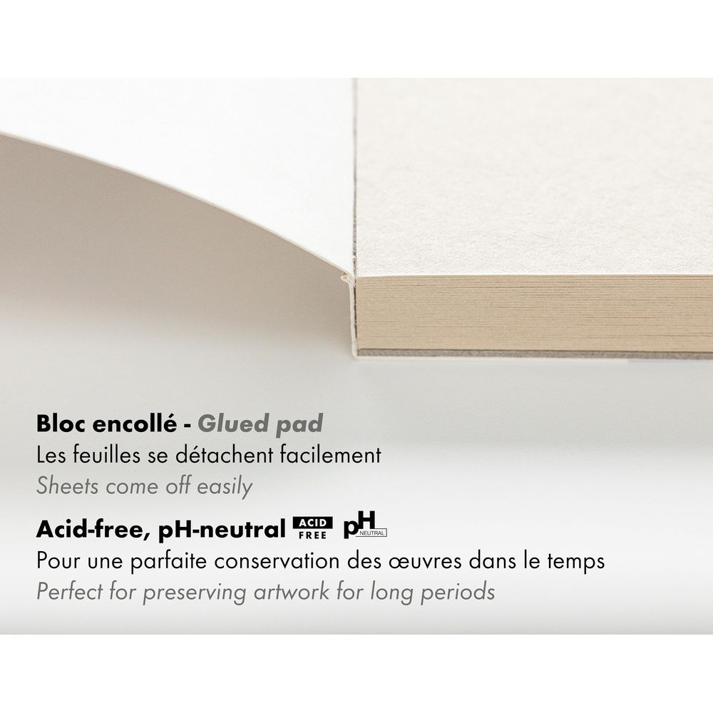 Nahaufnahme eines klebegebundenen Blocks mit säurefreiem Papier.