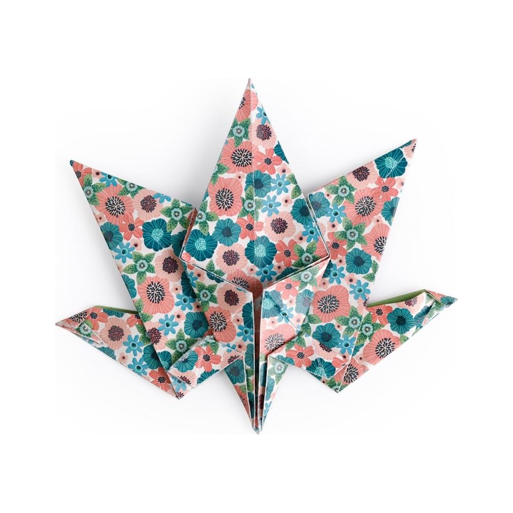 Ein Origami-Kranich aus Papier mit Blumendruck in Rosa, Blau und Grün.