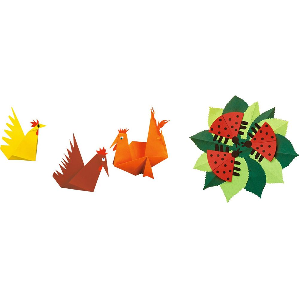 Origami-Hühner und Marienkäfer auf Blättern auf weißem Hintergrund.