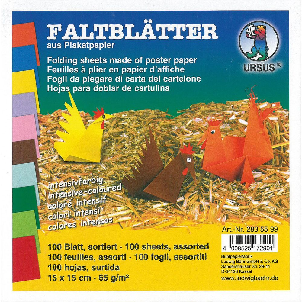 Bunt gefaltete Papierhühner auf Stroh.