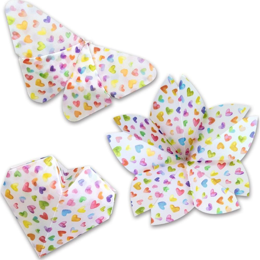 Drei Origami-Formen: Schmetterling, Herz und Blume, alle mit bunten Herzen bedruckt.