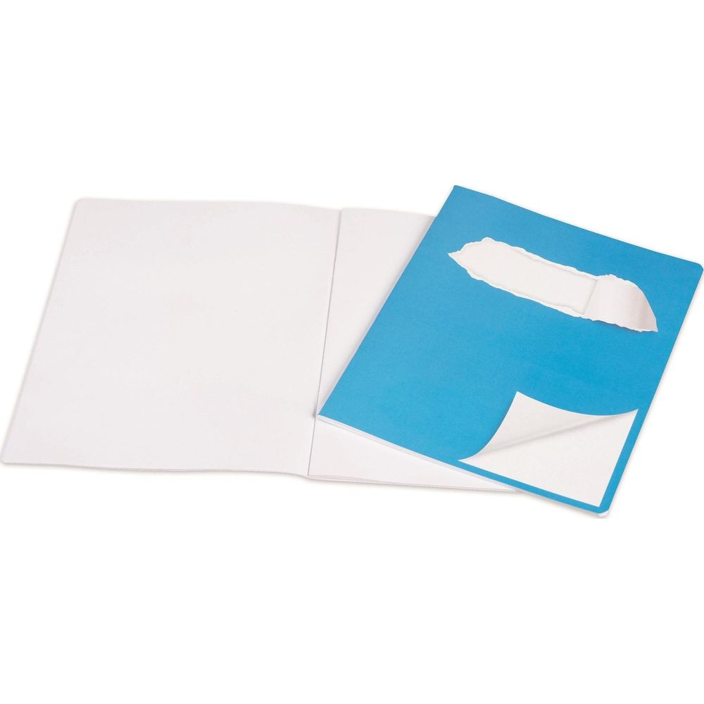 Un carnet ouvert avec une couverture bleue et une déchirure.