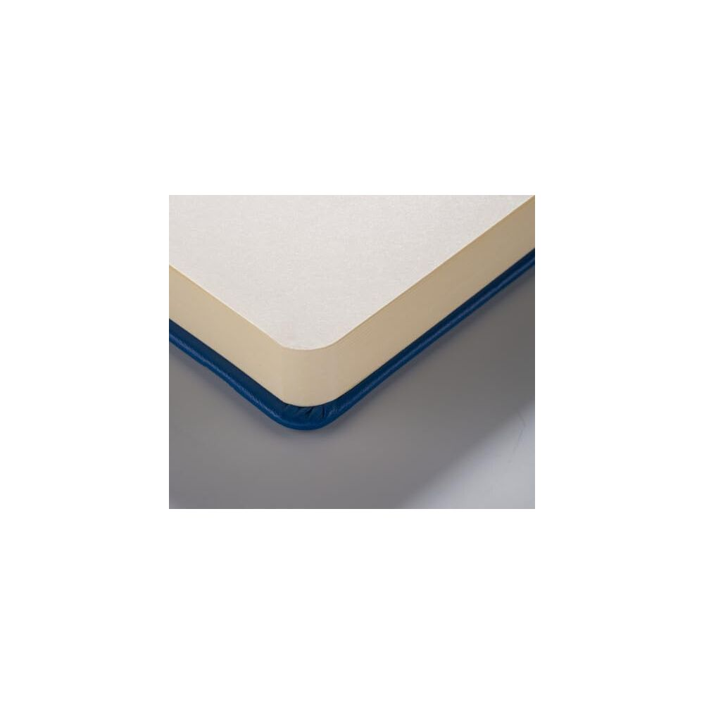 Gros plan du bord d'un livre bleu avec des pages couleur crème.