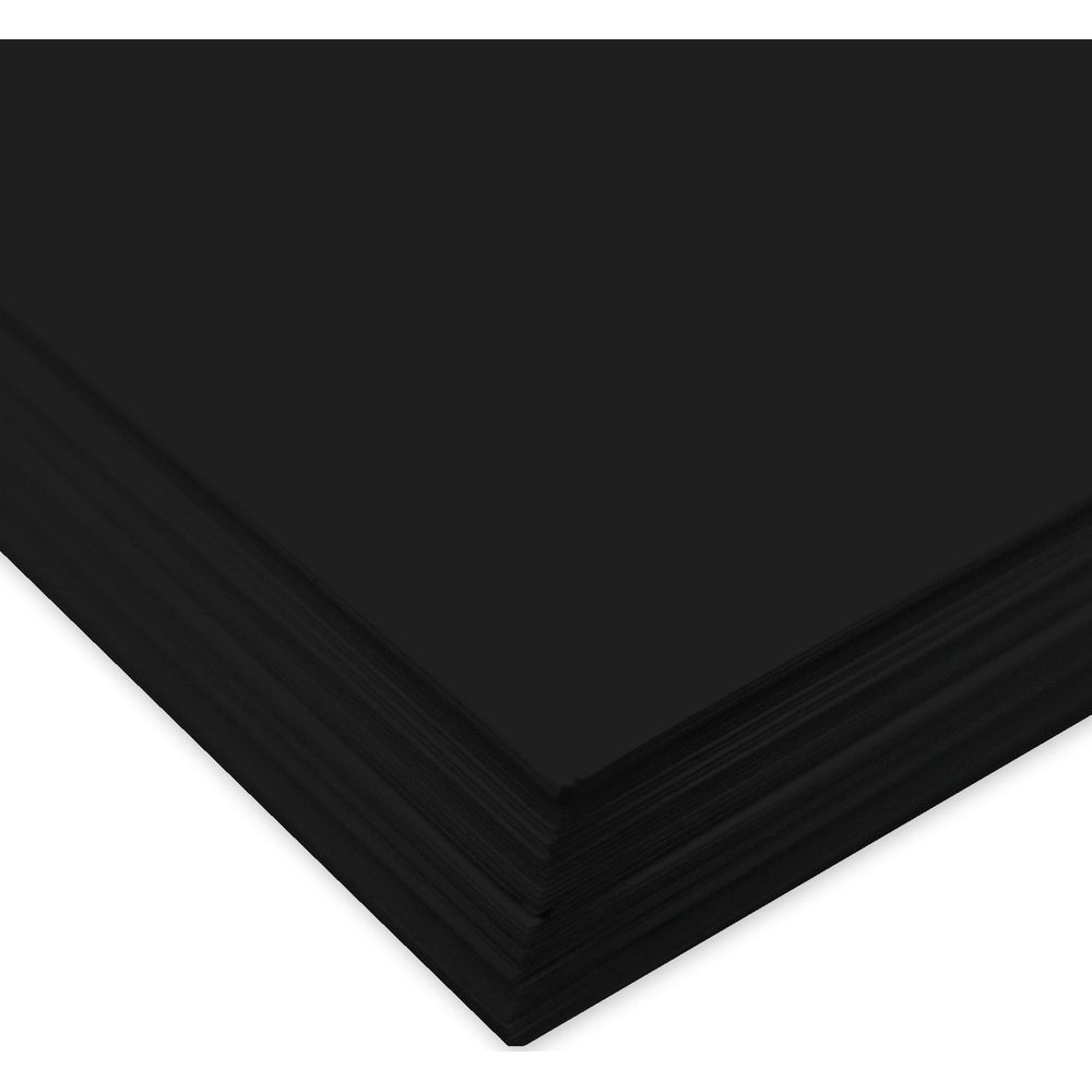 Une pile de feuilles de papier noir est vue en angle sur fond blanc.