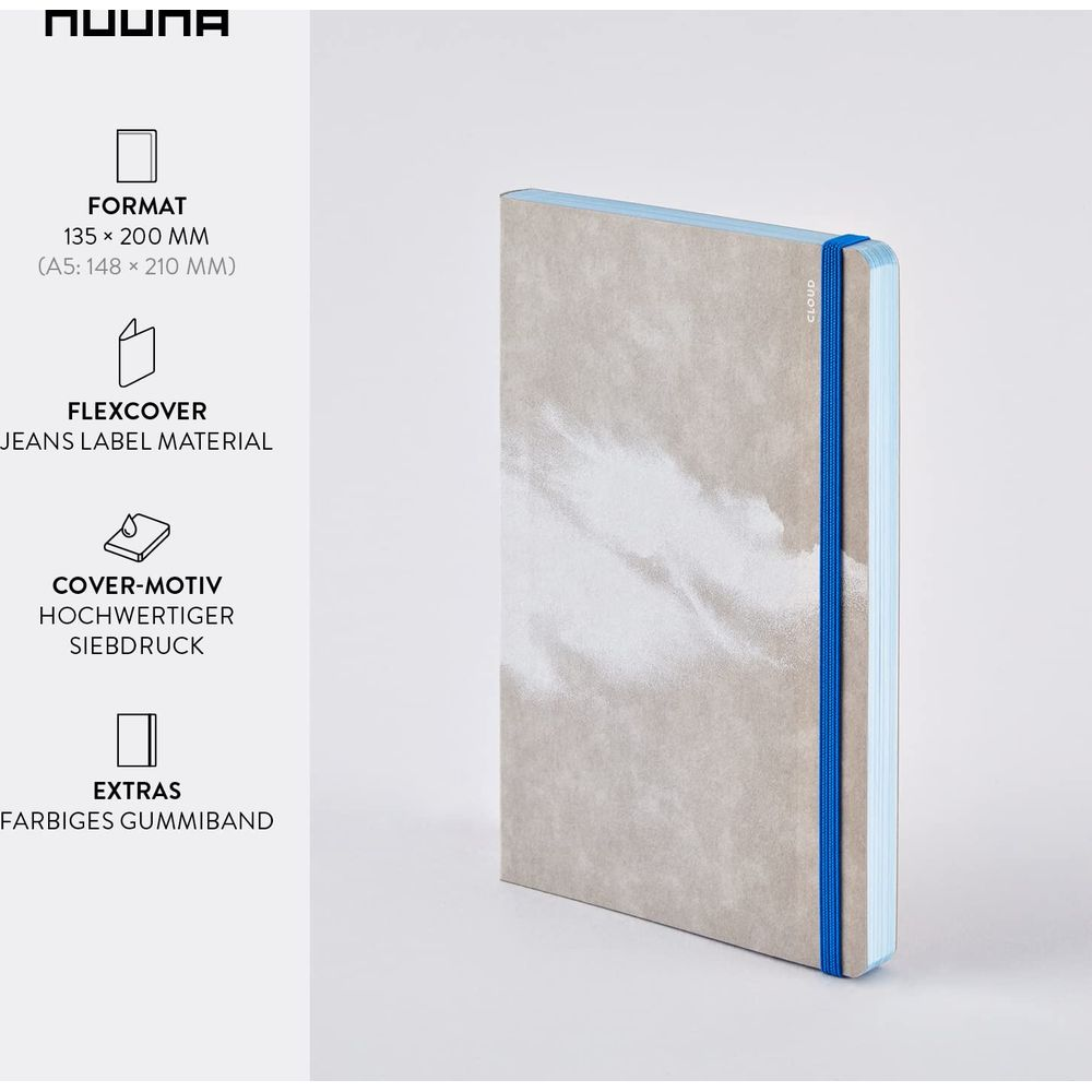 Un carnet avec un motif de nuages sur la couverture et un élastique bleu.