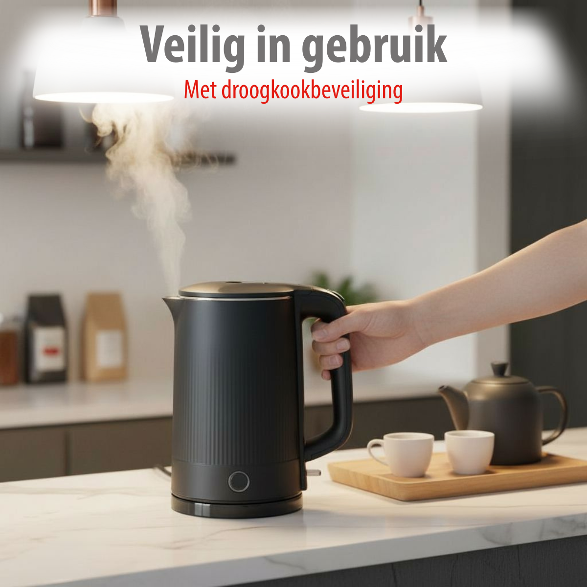 Une main tient une bouilloire noire d'où s'échappe de la vapeur. Des tasses et une théière sont à proximité.