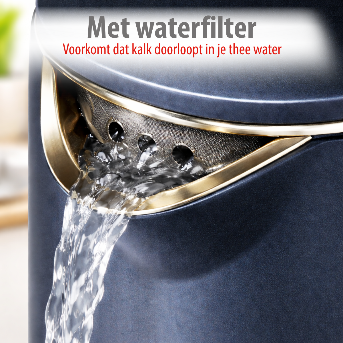 L'eau coule à travers un filtre à eau dans une bouilloire sombre.