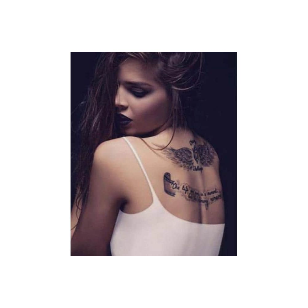 Donna con tatuaggi di cigno e scritte sulla schiena.