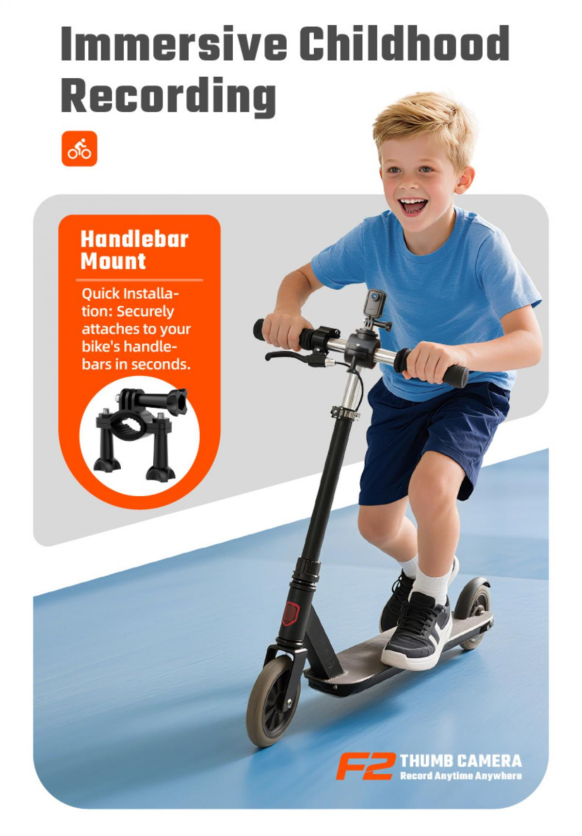 Ein kleiner Junge fährt einen Roller mit einer Kamera am Lenker.