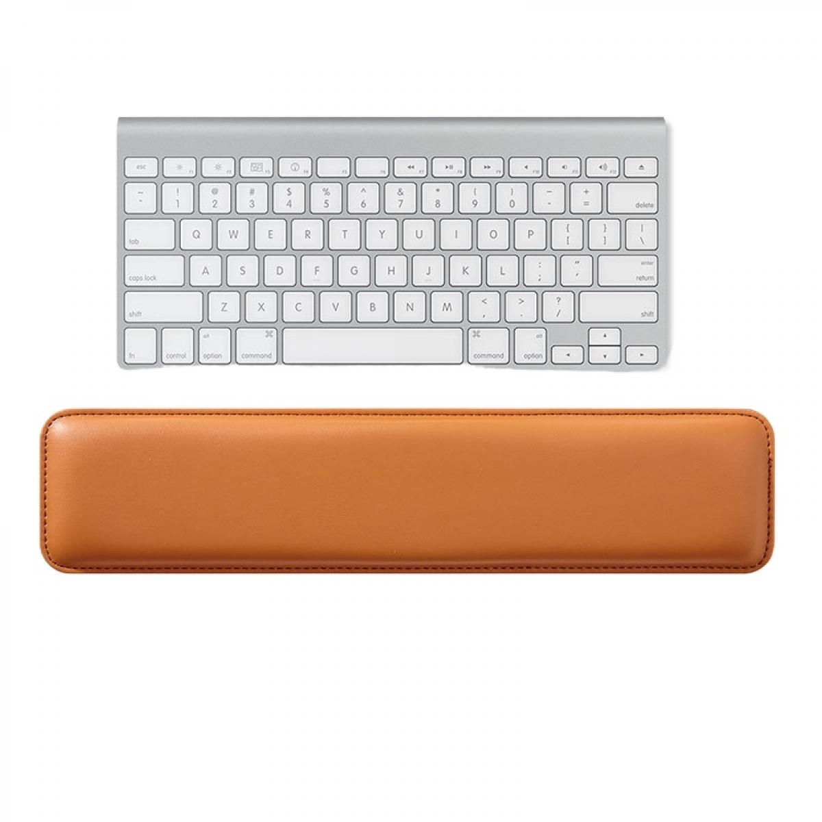 Eine silberne Tastatur und eine braune Leder-Handgelenkauflage sind vor weißem Hintergrund abgebildet.
