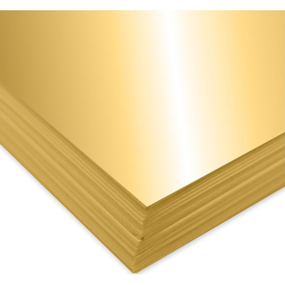 Une pile de feuilles de papier doré brillant, réfléchissant la lumière.