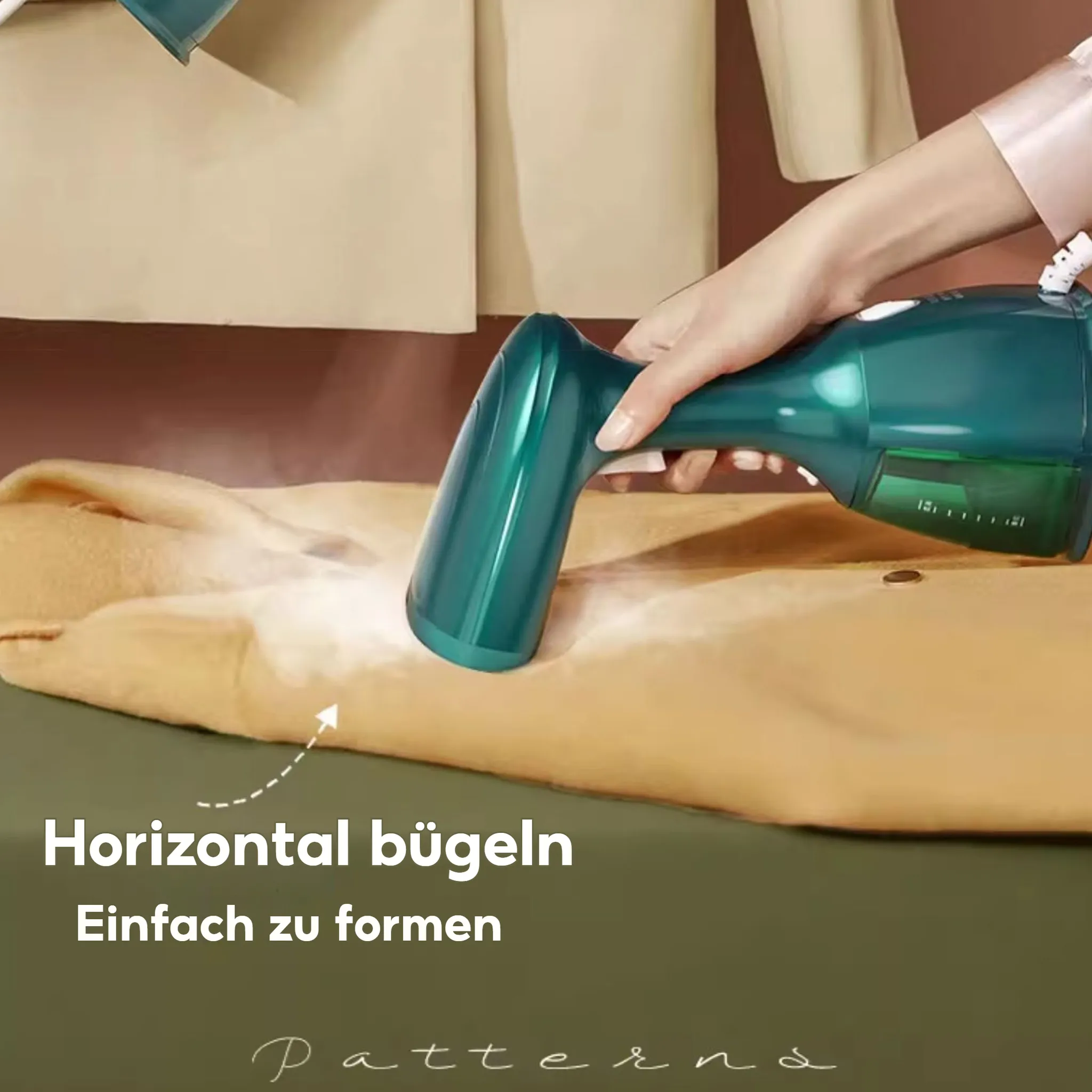 Hand hält Dampfbügeleisen, das Falten auf einem gelben Pullover glättet.