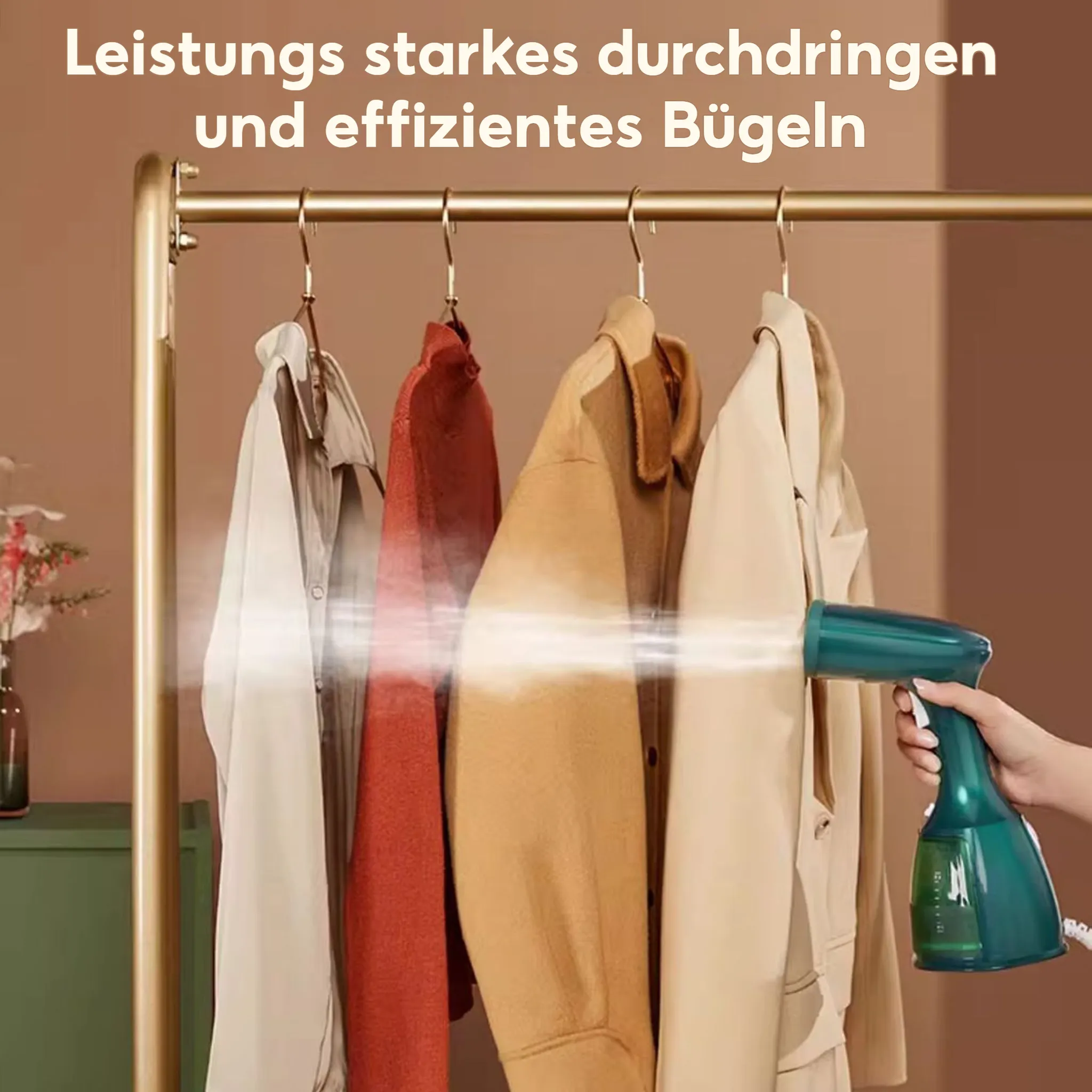 Ein grüner Dampfglätter dampft Kleidung auf einer Kleiderstange.