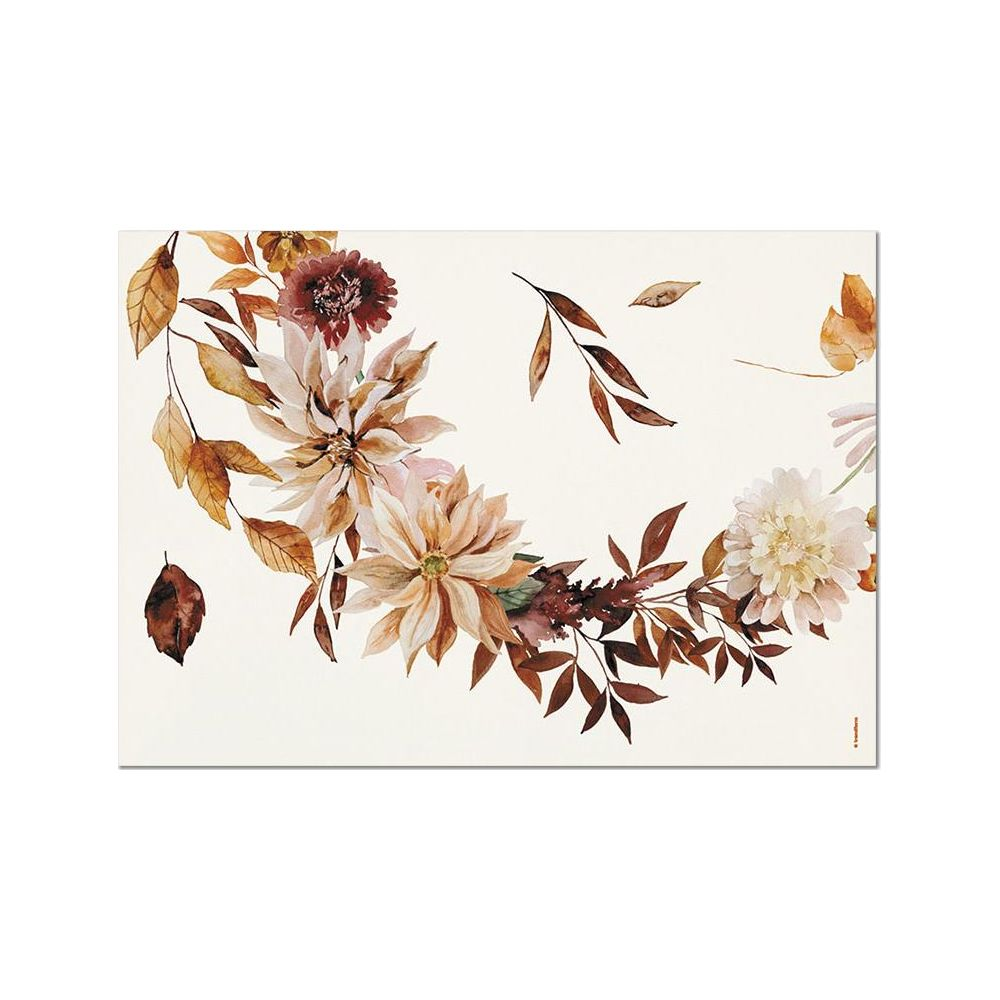 Une couronne de fleurs et feuilles d'automne aux tons chauds sur fond blanc.