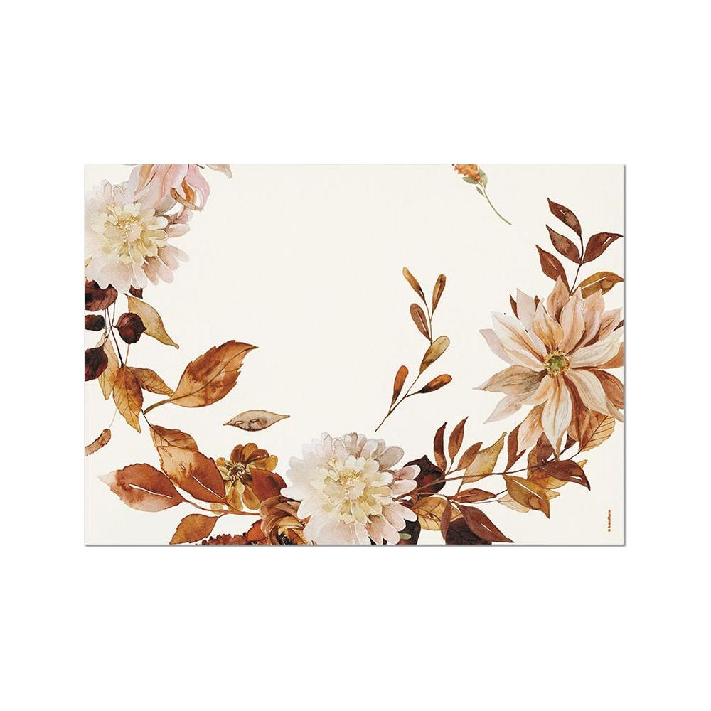 Un arrangement floral avec des fleurs blanches et pêche et des feuilles brunes sur fond crème.