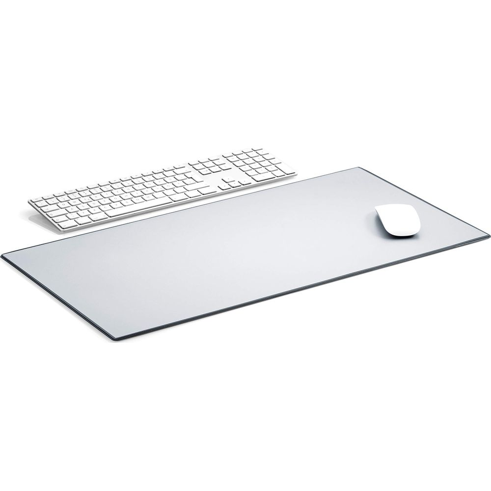 Un clavier et une souris blancs sur un grand tapis de souris gris.