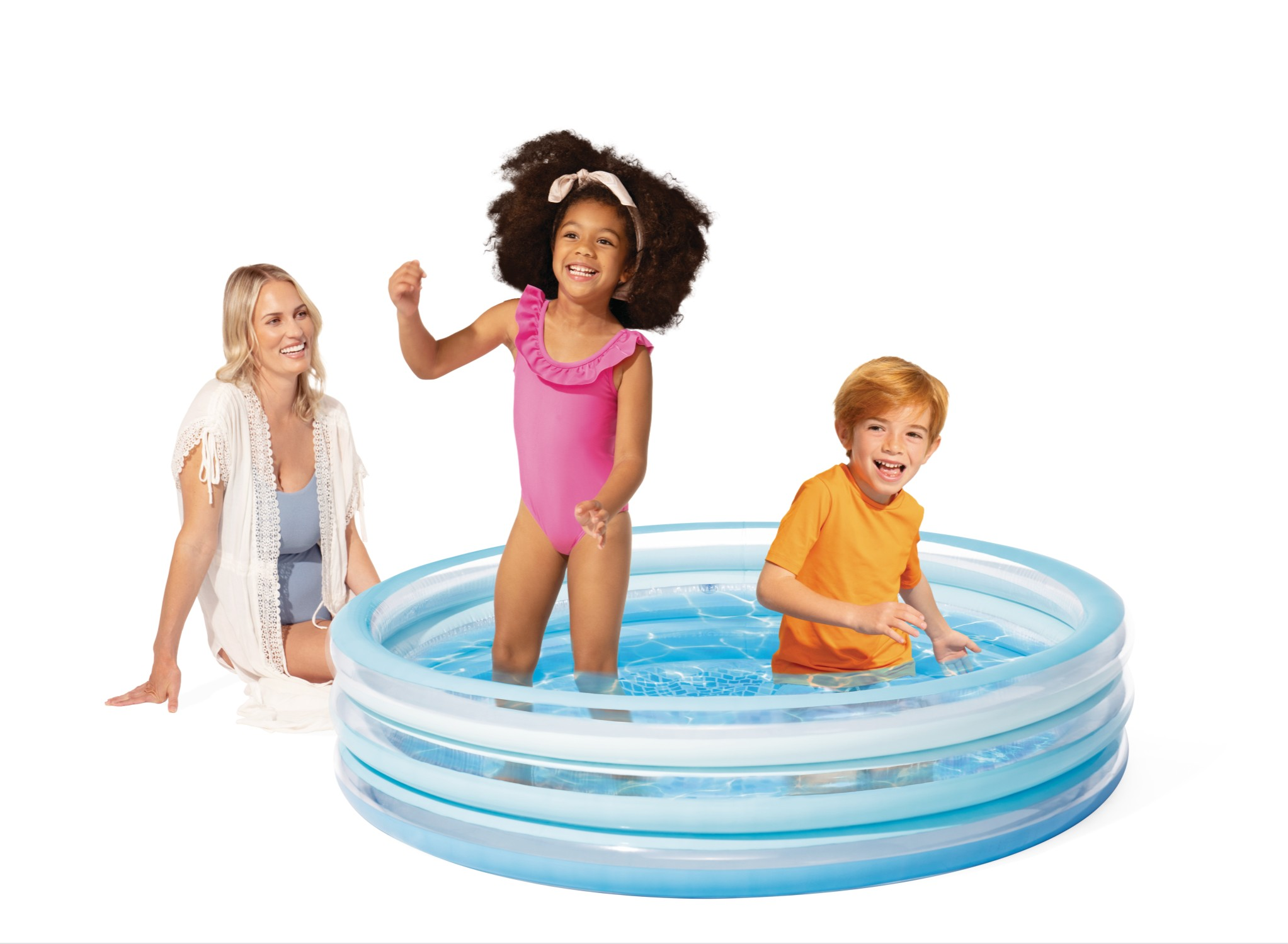 Kobieta siedzi obok dmuchanego basenu, w którym pluskają się dwoje dzieci.