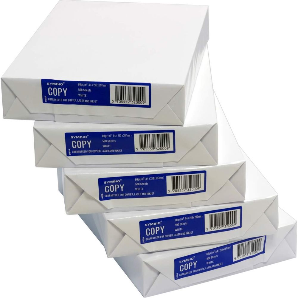 Cinq ramettes de papier copie blanc empilées, avec des étiquettes bleues.